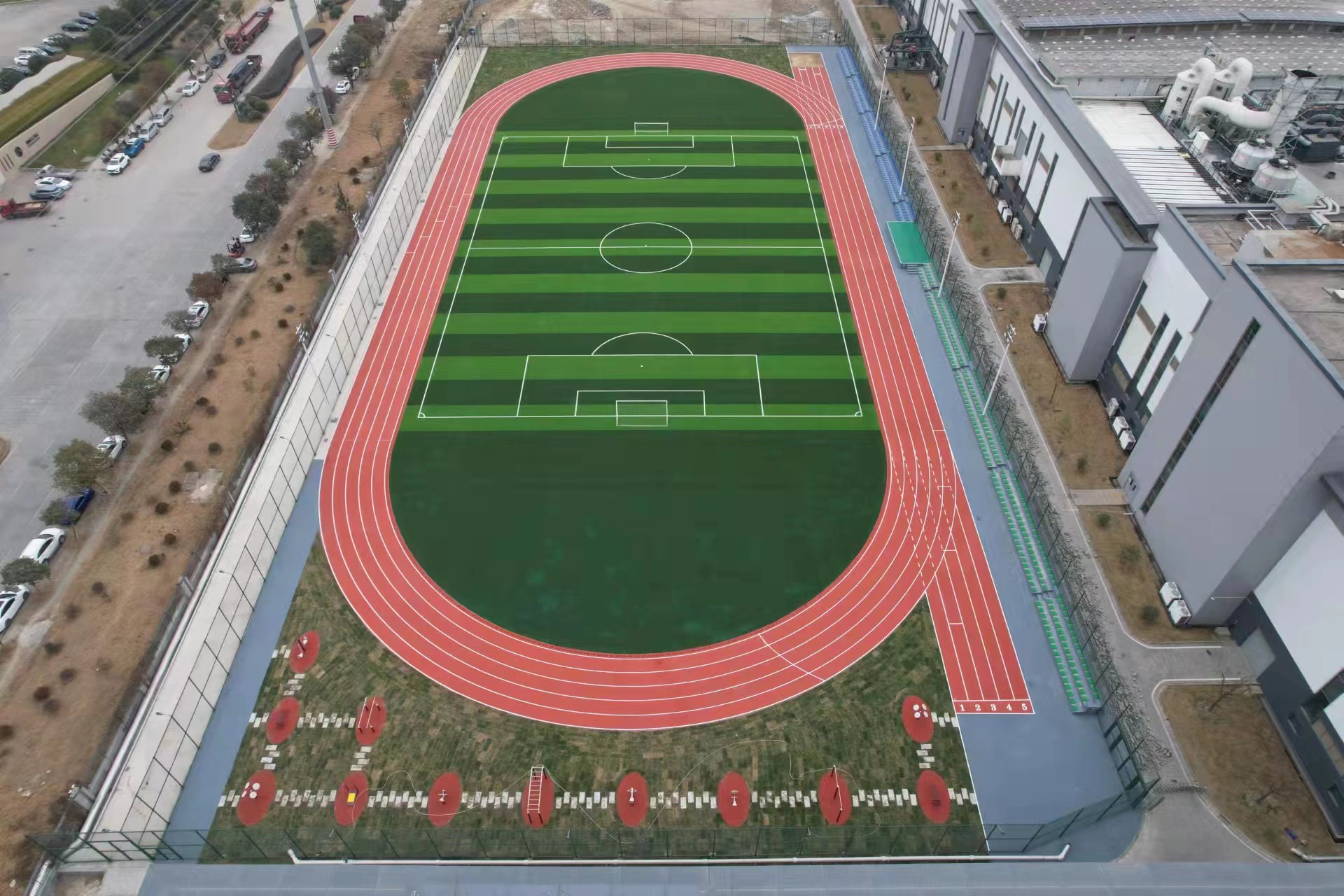 塑膠跑道廠家怎樣選擇，塑膠跑道廠家前期施工，溢邦體育給您解答